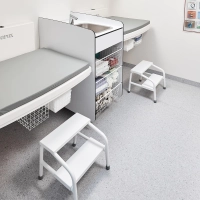 Reol med trådkurver til AddLife Maxi2 og Medi2 stellebord