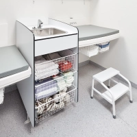 Reol med trådkurver til AddLife Maxi2 og Medi2 stellebord