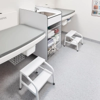 Reol med trådkurver til AddLife Maxi2 og Medi2 stellebord