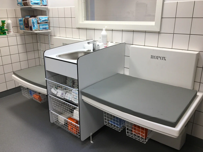 Reol med trådkurver til Ropox stellebord