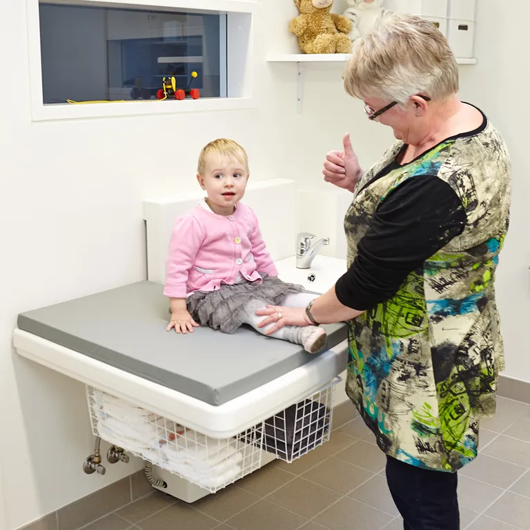 AddLife Maxi2 lavtgående stellebord med vask, høyderegulerbart